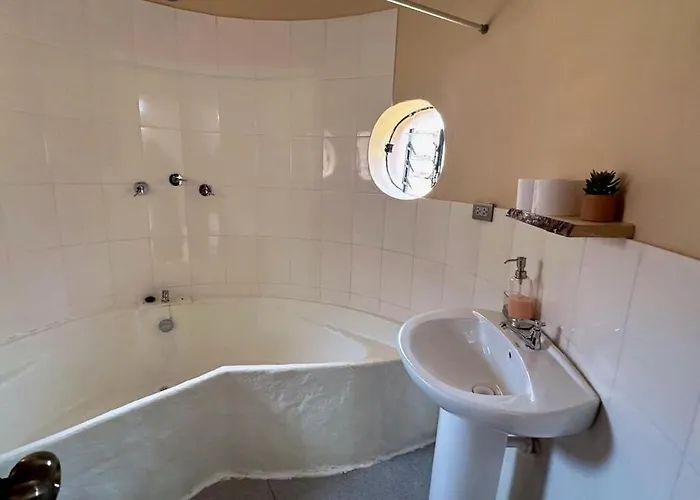Bright And Spacious Private With Everything *